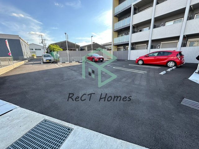 姫路市岡田の賃貸マンションの駐車場