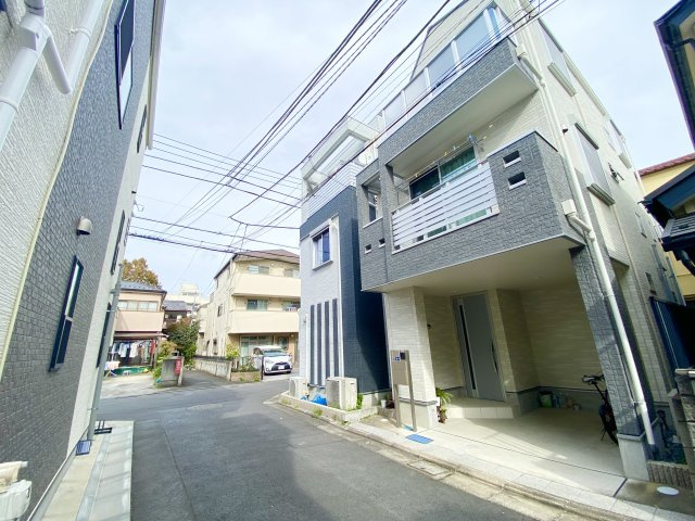 築浅コンパクト住宅　車庫付（小型車）西新小岩３丁目中古戸建　100％ローンOK　の前面道路含む現地写真