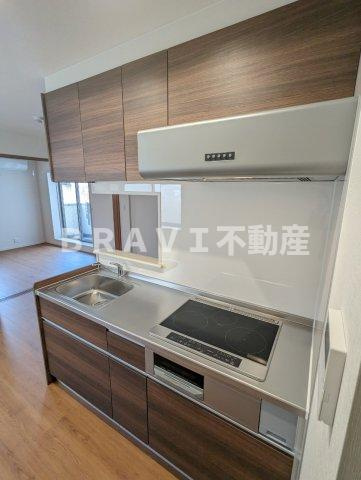 TRICERA Court BRAVI不動産の浴室|【TRICERA Court】3口IHコンロのキッチンです。