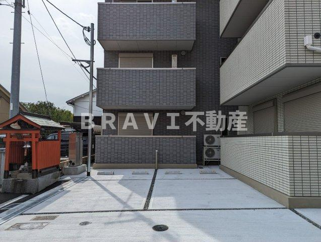 TRICERA Court BRAVI不動産の駐車場|【TRICERA Court】駐車場に車を止められます