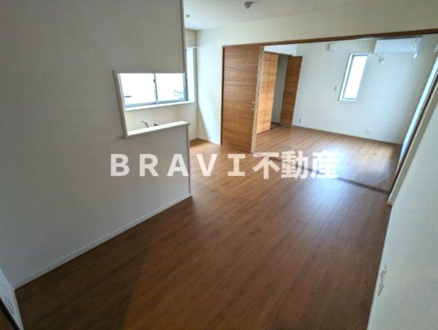 TRICERA Court BRAVI不動産の居間・リビング|【TRICERA Court】ネット無料のお部屋です