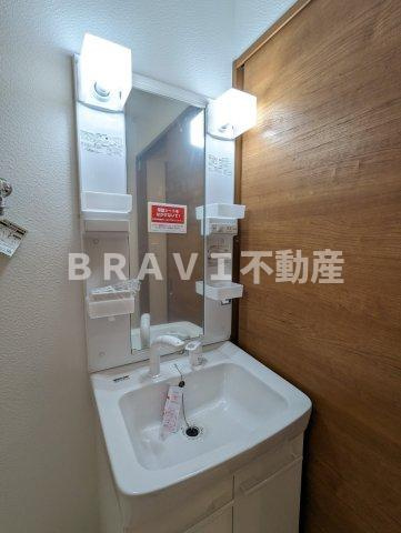 TRICERA Court BRAVI不動産の独立洗面台|【TRICERA Court】朝の支度にも助かる、独立の洗髪洗面化粧台