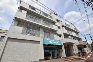 【外観】 | 手入れの行き届いた外壁やエントランスなど、「見ればわかる」レベルで清潔感を保ったマンションです。築年数を感じさせない姿で皆様をお出迎えします。～即日のご見学可能～　お問合せはお気軽にどうぞ。