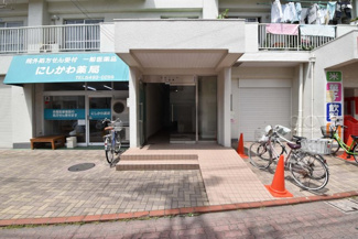 【エントランス】 | お客様を、そして住人を出迎えてくれるマンションのエントランス。ゴミが落ちていないことからも、管理状態の良さや住民の節度の高さが見て取れます。～即日のご見学可能～　お問合せはお気軽にどうぞ。