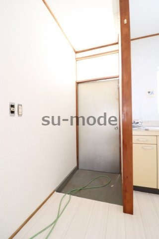 庄ハイツの玄関