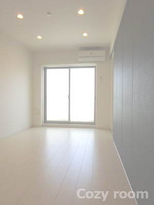 【洋室】 | リブリ・江坂 | 東向きで明るい陽射しが入る洋室です。