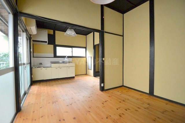 広島市西区西観音町の一戸建ての居間・リビング