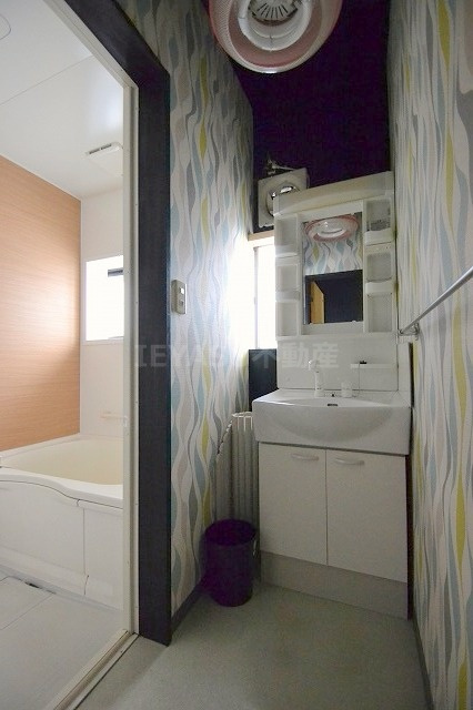 広島市西区西観音町の一戸建ての洗面所