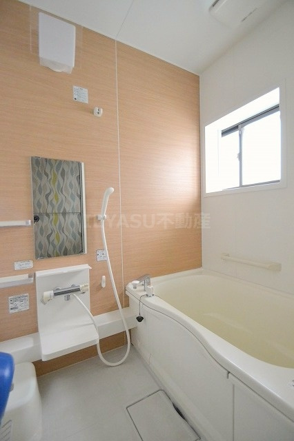 広島市西区西観音町の一戸建ての浴室