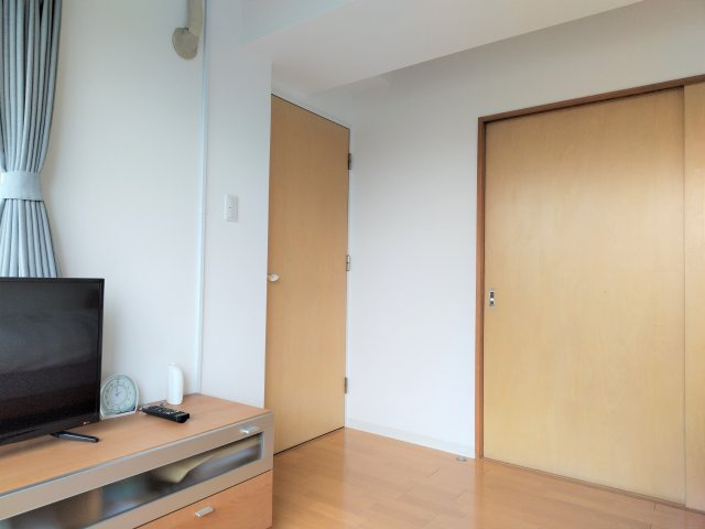 【洋室】 | ガーデンシティコープ金剛東 6棟 | 約８．６帖の洋室。バルコニーに面しています。