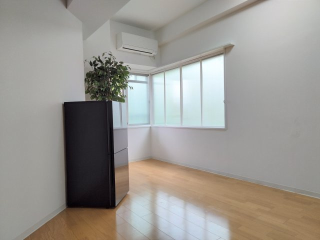 【洋室】 | ガーデンシティコープ金剛東 6棟 | 約１１．１帖の洋室。約３帖のウォークインクローゼット付き！