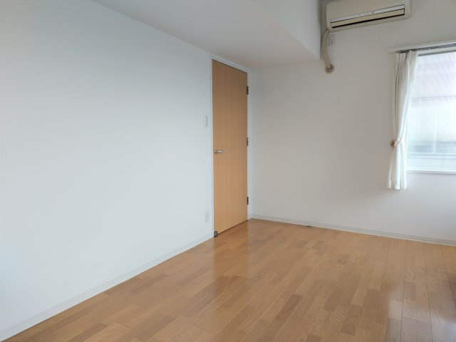 【洋室】 | ガーデンシティコープ金剛東 6棟 | 約８．５帖の洋室。