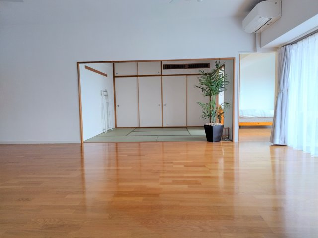 【居間・リビング】 | ガーデンシティコープ金剛東 6棟 | 約２０．８帖のリビング・ダイニング。和室と一体化すると約２６．８帖大となります！