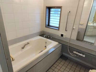 【浴室】 | ガーデンシティコープ金剛東 6棟 | 浴室には窓が有ります♪