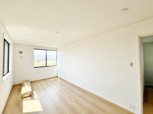 全２４区画新築分譲につき綺麗な街並み■ゆったり３ＬＤＫ■車庫駐車１台可能■伏見区久我御旅町３１期の洋室|洋室