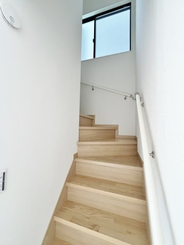 全２４区画新築分譲につき綺麗な街並み■ゆったり３ＬＤＫ■車庫駐車１台可能■伏見区久我御旅町３１期のその他|階段