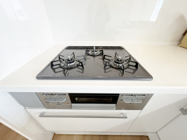 全２４区画新築分譲につき綺麗な街並み■ゆったり３ＬＤＫ■車庫駐車１台可能■伏見区久我御旅町３１期のキッチン|コンロ