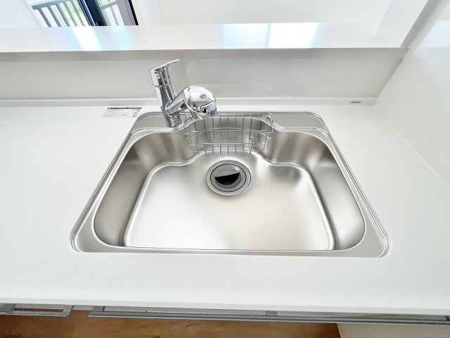 全２４区画大型分譲につき綺麗な街並み■ゆったり３ＬＤＫ■車庫駐車１台可能■伏見区久我御旅町３１期のキッチン|シンク