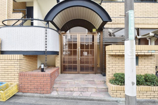 【エントランス】 | お客様を、そして住人を出迎えてくれるマンションのエントランス。ゴミが落ちていないことからも、管理状態の良さや住民の節度の高さが見て取れます。～即日のご見学可能～　お問合せはお気軽にどうぞ。