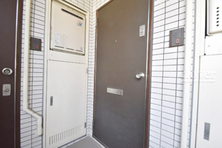 【その他共用部分】 | 共用廊下です。ここもきれいに清掃されています。周囲のお部屋の様子も、ぜひ伺ってみてください。～即日のご見学可能～　お問合せはお気軽にどうぞ。