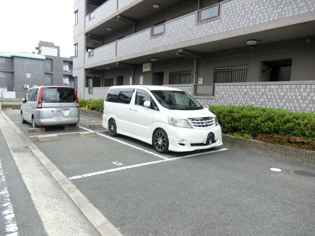 シャンテメゾンの駐車場