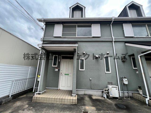 法兼テラスハウス 賃貸の外観|駐車場に車を止められます