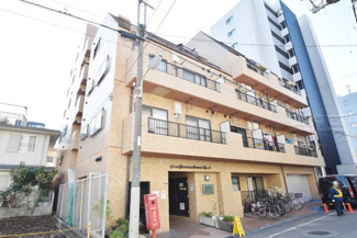 【外観】 | 手入れの行き届いた外壁やエントランスなど、「見ればわかる」レベルで清潔感を保ったマンションです。築年数を感じさせない姿で皆様をお出迎えします。～即日のご見学可能～　お問合せはお気軽にどうぞ。