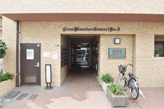 【エントランス】 | お客様を、そして住人を出迎えてくれるマンションのエントランス。ゴミが落ちていないことからも、管理状態の良さや住民の節度の高さが見て取れます。～即日のご見学可能～　お問合せはお気軽にどうぞ。