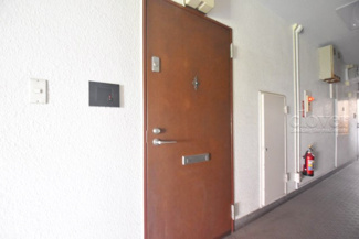 【その他共用部分】 | 皆様をお迎えする、お部屋の玄関ドア。開けやすさや開放角度、ドアノブの操作しやすさや鍵の形状などを、現地で一度ご確認ください。～即日のご見学可能～　お問合せはお気軽にどうぞ。