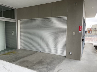 【エントランス】 | 三日市町部屋付貸店舗事務所 | 1階倉庫へのシャッターです。