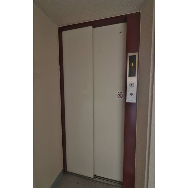 岐阜市茜部菱野４丁目のアパートのエントランス