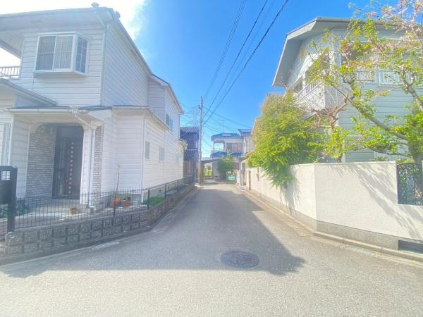 岩出市山　中古戸建の前面道路含む現地写真