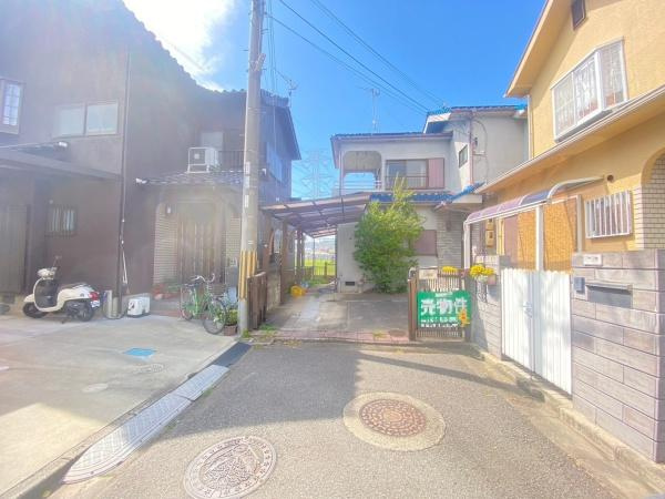 岩出市山　中古戸建の前面道路含む現地写真