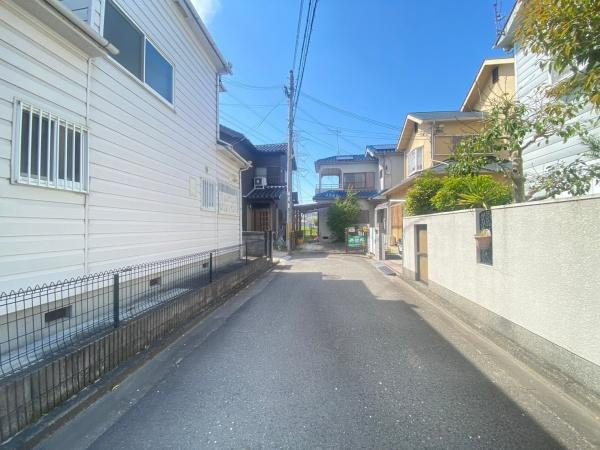 岩出市山　中古戸建の前面道路含む現地写真