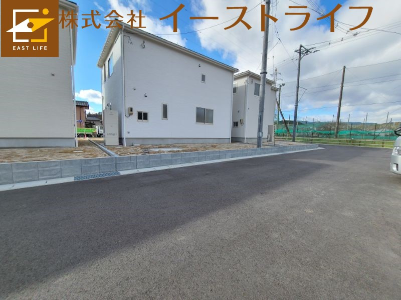 好間町上好間3期5棟の前面道路含む現地写真|建物北側の6.0ｍ公道