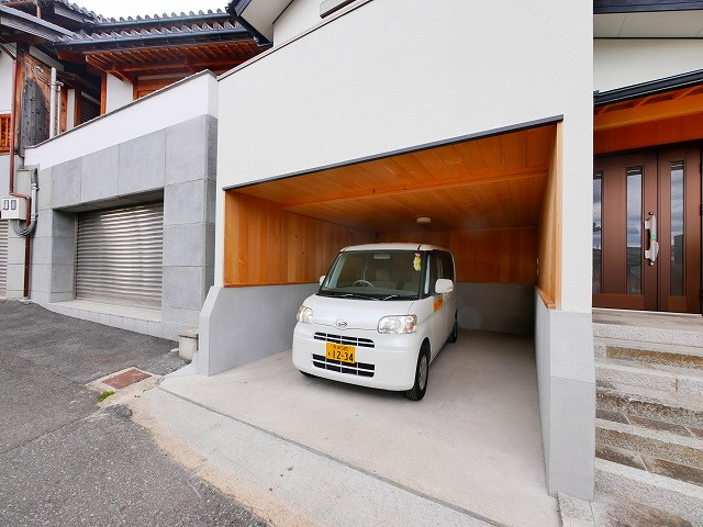 法蓮町新築貸家の駐車場