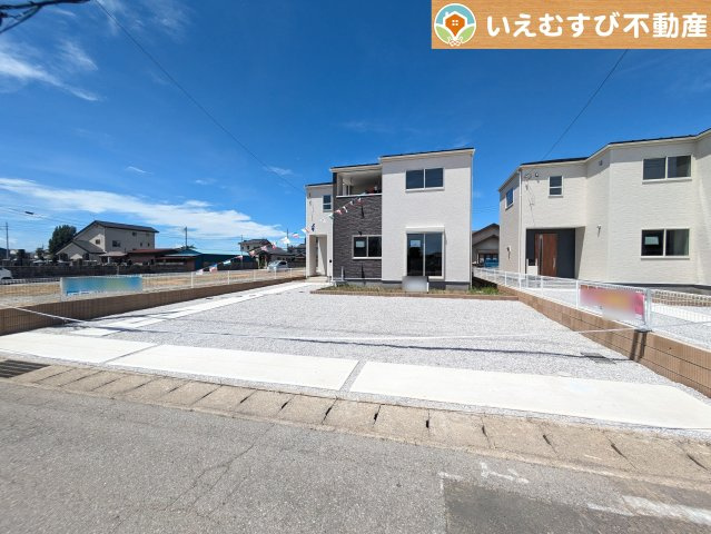 Livele Garden.S　千代田町第3舞木の駐車場|並列4台駐車可能なゆとりのカースペース
複数台車をお持ちでも、お友達が遊びに来てもゆとりの駐車スペース！