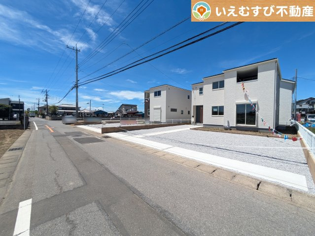 Livele Garden.S　千代田町第3舞木の前面道路含む現地写真|充分な広さの5ｍ前面道路
間口が広くお車の出し入れも問題なく行えるスペースが確保されています♪