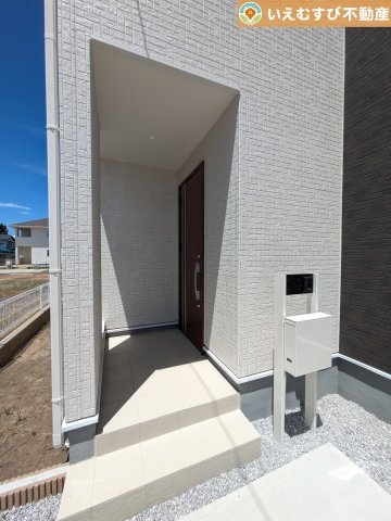 Livele Garden.S　千代田町第3舞木のエントランス|落ち着いた色づかいのエントランス
駐車場からアクセスの良いエントランス。雨の日や荷物が多くても安心の動線♪