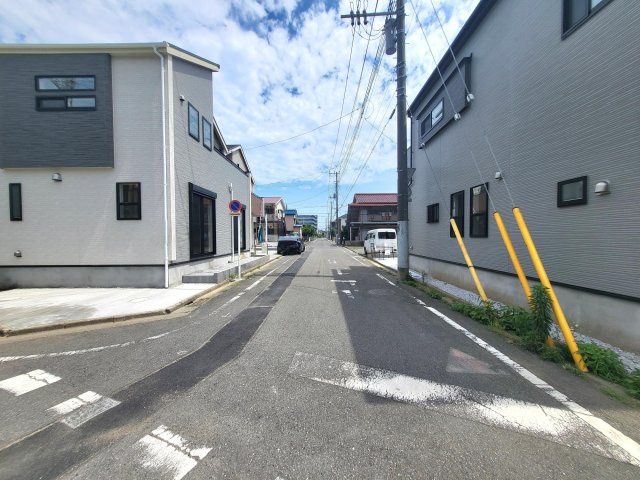 月々９万円台～　新築戸建　川越市並木新町の前面道路含む現地写真