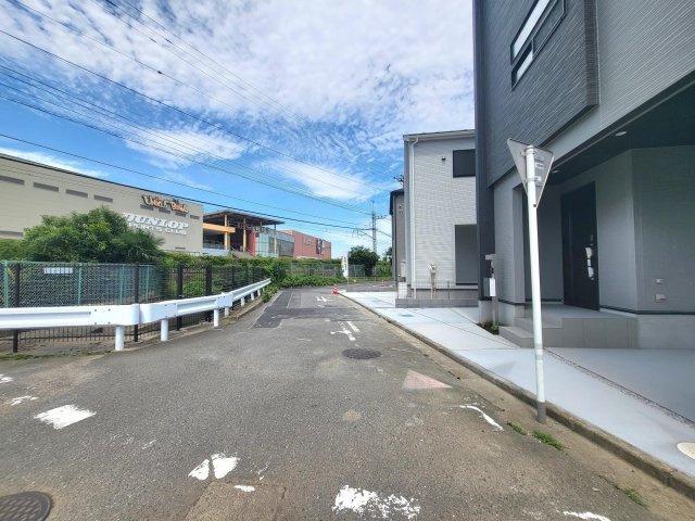 月々９万円台～　新築戸建　川越市並木新町の前面道路含む現地写真