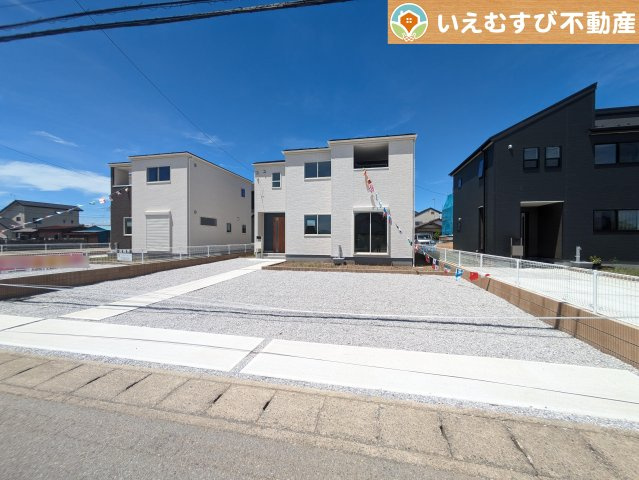 Livele Garden.S　千代田町第3舞木の駐車場|並列4台駐車可能なゆとりのカースペース
複数台車をお持ちでも、お友達が遊びに来てもゆとりの駐車スペース！