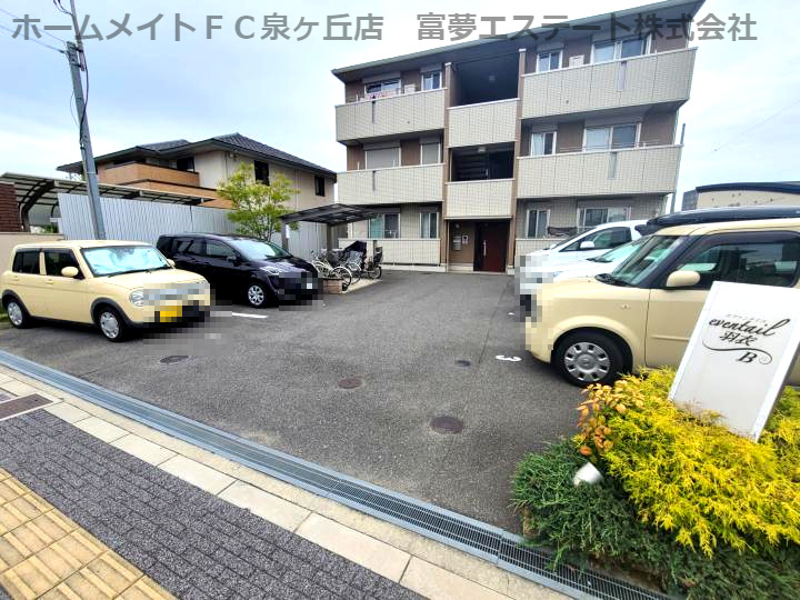 エヴァンタイユ羽衣B棟の駐車場
