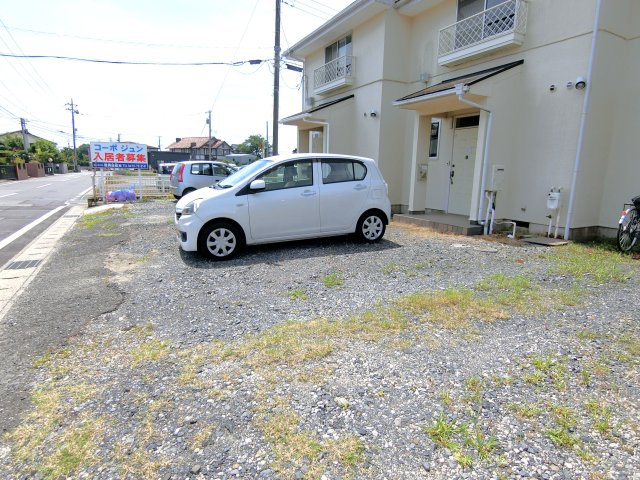 コーポジュンの駐車場
