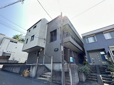 【外観】 | モネーレ百合丘 | 小田急線「新百合ヶ丘」駅まで徒歩10分の3階建てマンション♪駅前は商業施設が充実していて便利です◎