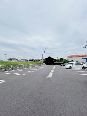 ファミールやまとの駐車場