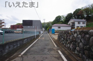 【前面道路含む現地写真】 | 南側は月極駐車場です