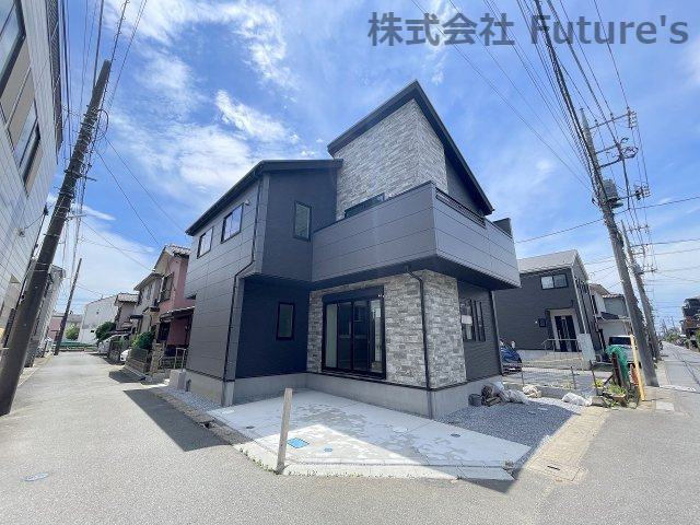 吉川市中野　新築戸建　全1棟の外観|風通しの良い北東角地に位置する邸宅