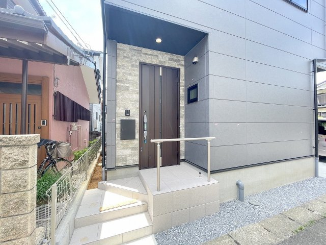 吉川市中野　新築戸建　全1棟のエントランス|玄関アプローチ