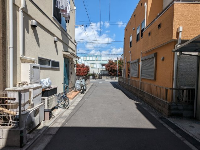 葛飾区立石３丁目の戸建の前面道路含む現地写真|道路の先は小学校です